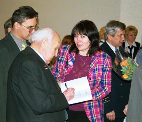 Юрий Николаевич раздавал автографы на своей книге
