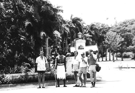 У ворот королевского дворца с фиджийским охранником 