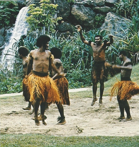 Пляски фиджийских аборигенов у водопада. 
