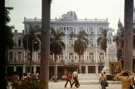 Площадь Хосе Марти и с его памятником.