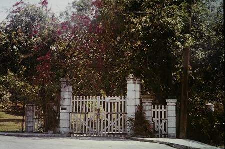 Сан-Франциско-де-Паула.  У ворот усадьбы  Хемингуэя «Ла Вихиа» с С. Мозговым 
