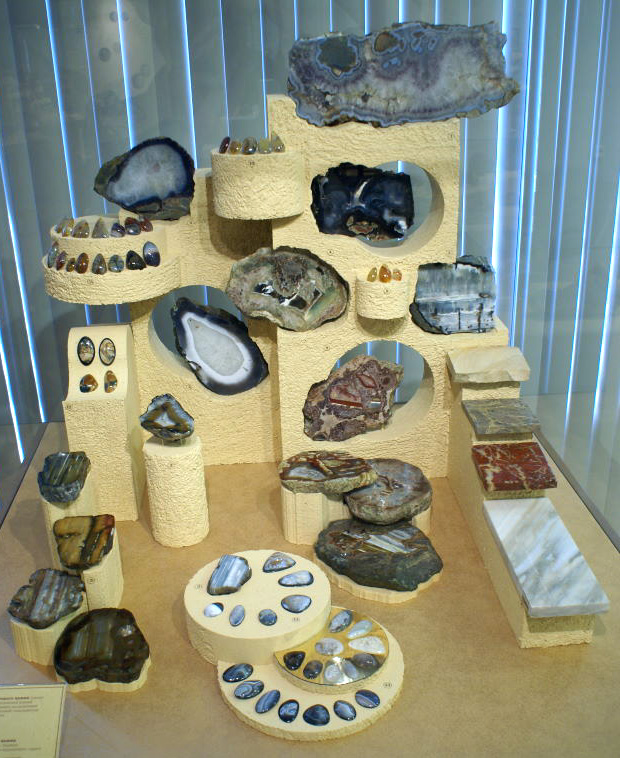 Агаты, яшма, мрамор и др. цветные и поделочные камни