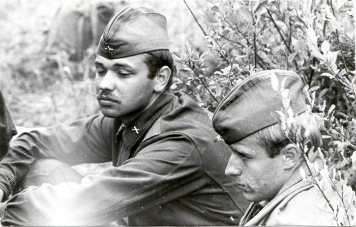Военные сборы. Зуйков и Шаткевич на отдыхе.1983