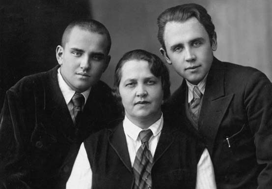 С матерью и братом. 1940 г.