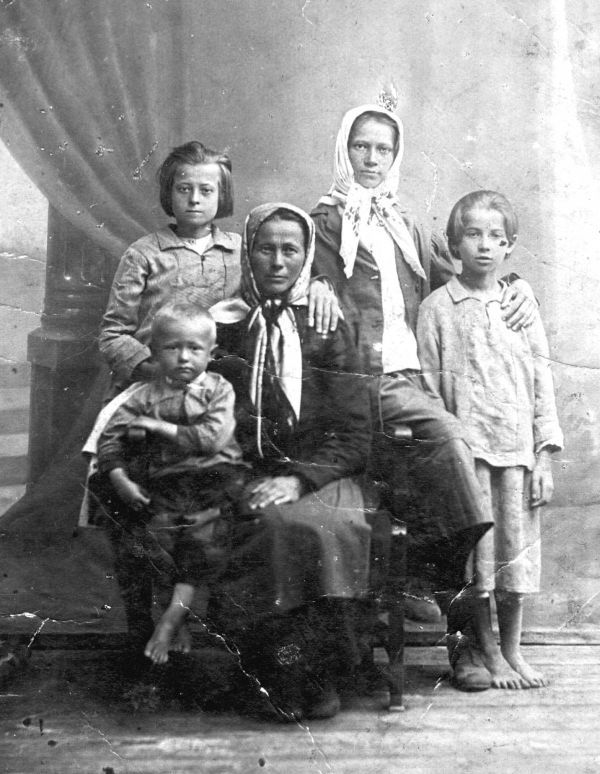 Бабушка Ульяна с сестрой и Марусей, Николаем и Ганной