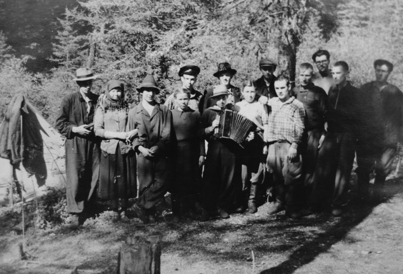 В.П. Захаров - начальник Кискилигского геофизического отряда Горной Экспедиции в Туве (крайний слева)