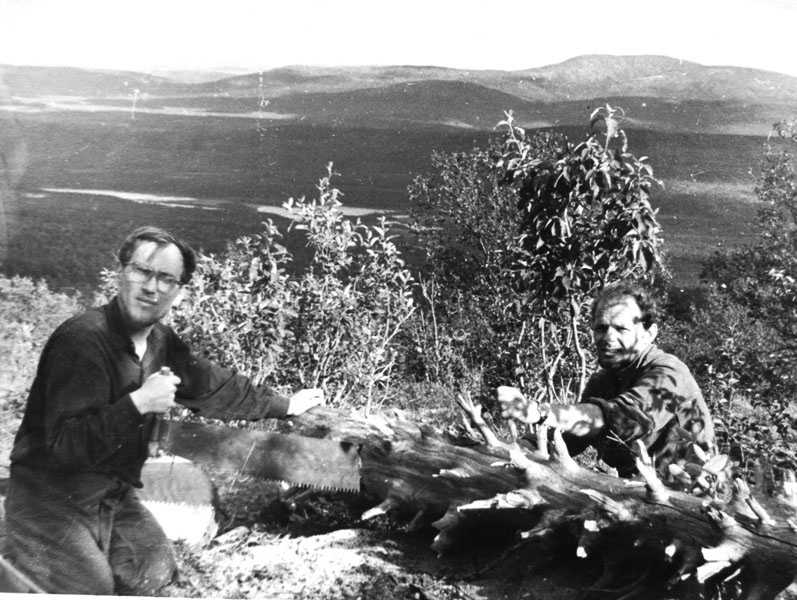 Там же, на заготовке дров, справа В. Сайковский