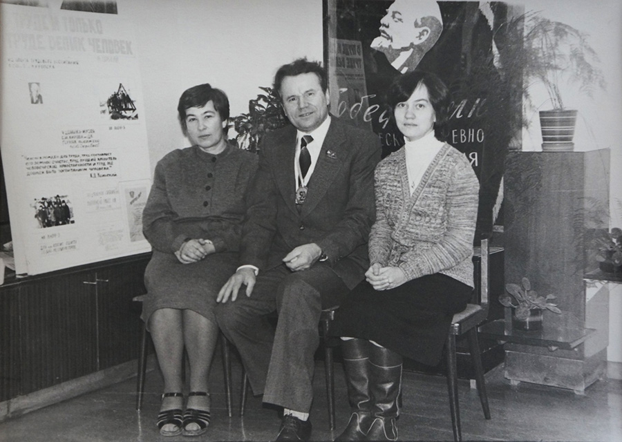 пос. Кукисвумчорр. слева направо - Иванова Капиталина Ивановна, Иванов Николай Михайлович, Ирина Ивановна Жаринова