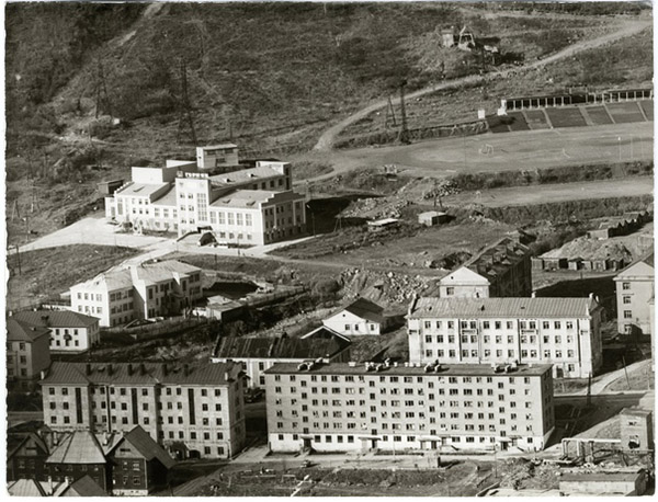 пос. Кукисвумчорр. Стадион у Дома Культуры